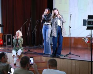 Вдохновим защищающих Родину песнями и теплом общения.