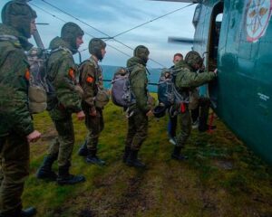 Приземлиться на землю под куполами.