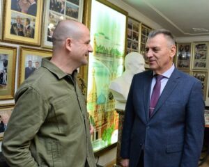 Павел Заволокин (слева) принимает поздравления от начальника РИЦ Минобороны России «Красная звезда» Александра МАРКОВА.