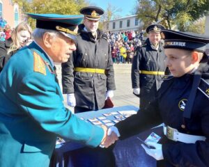 Удостоверение и знак из рук Гарольда Кузнецова.