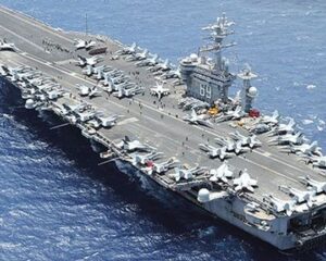 США Авианосец патрулирует в Персидском заливе.