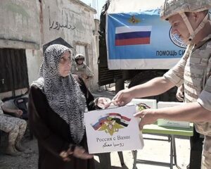 Российские военнослужащие доставили гуманитарную помощь в три провинции САР.