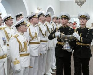 Братина вверяется достойным