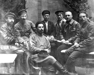 Ф.Э. Дзержинский (второй слева) и члены коллегии ВЧК, 1919 год.