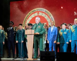 Песни жить и дружить помогают.