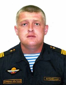 Гвардии сержант Александр АНТОНЕЦ.