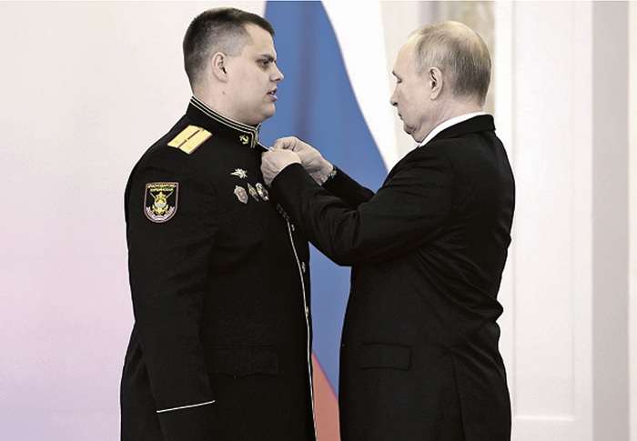 Со старшим лейтенантом Эдуардом Казымовым.
