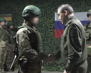 С высоким боевым настроем.