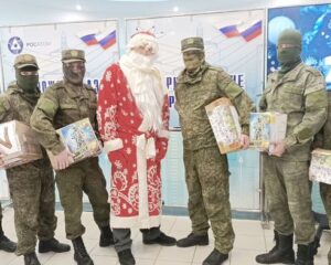 Баул с подарками и праздничным настроением.