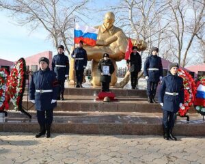 Под троекратный залп салюта.