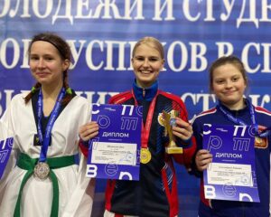 Дана ШИТИКОВА (в центре) с наградой за победу.