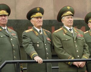 Маршал Российской Федерации Игорь Сергеев (справа), Маршал Советского Союза Виктор Куликов (второй справа), Маршал Советского Союза Василий Петров (второй слева) и Маршал Советского Союза Дмитрий Язов (слева) на параде в честь 56-й годовщины Победы в Великой Отечественной войне на Красной площади в Москве.