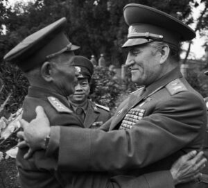 Маршал Советского Союза Василий Петров (справа) и начальник Генерального штаба Вьетнамской народной армии Ле Чонг Тан (слева) во время визита советской делегации во Вьетнам.
