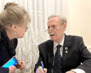 «Ещё школьником выступал в госпиталях перед ранеными в родной Чите…»