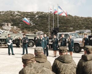 Нам песня жить и служить помогает…
