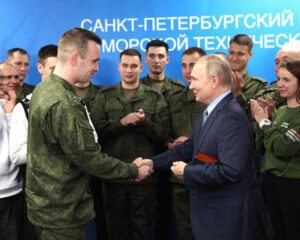 В трудный для Родины момент подставить державе плечо…