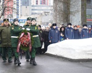 Бессмертному подвигу защитников Ленинграда