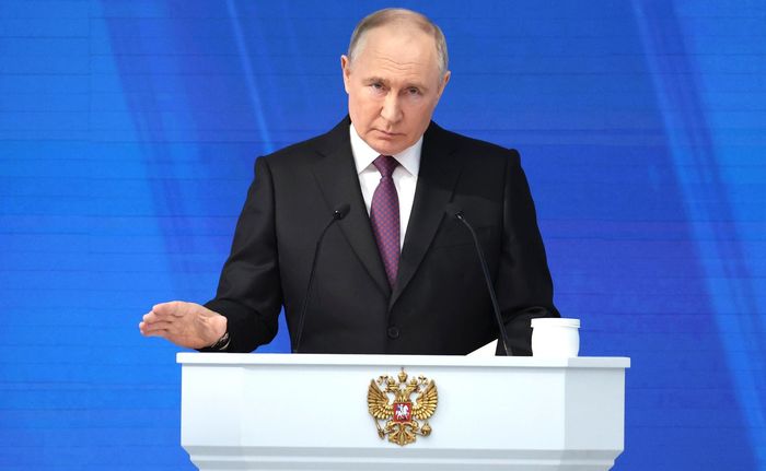 Укрепление суверенитета России идёт по всем направлениям, и прежде всего на фронте В Послании Федеральному Собранию Владимир Путин отметил, что боевые возможности Вооружённых Сил увеличились многократно