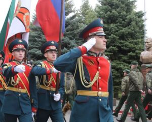 Идти в ногу со временем, приумножая славные традиции.