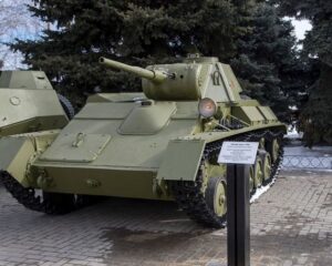Застыл на постаменте защитник Сталинграда.