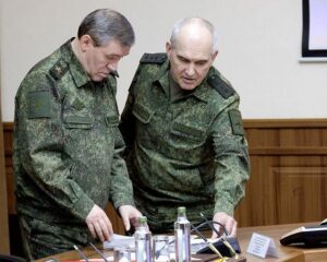 Начальник Генерального штаба ВС РФ генерал армии В.В. Герасимов и начальник Главного оперативного управления Генштаба ВС РФ генерал-полковник С.Ф. Рудской в штабе Объединённой группировки войск (сил), февраль 2024 г.