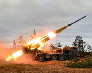 Тесним противника на всех направлениях.