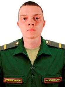 Ефрейтор Павел ПОСТОЛЕНКО.
