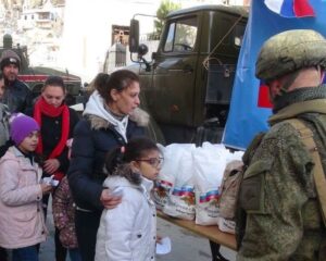 Российские военнослужащие доставили продовольствие в две провинции САР.