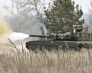 С земли и воздуха метко разим противника