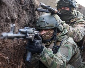 В бою подставляя друг другу плечо.