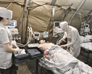 Спасая жизни нежною рукой, хранят здоровье с материнской добротой