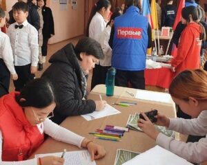 Калмыкия: гуманитарный пакуется груз.