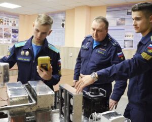 Подполковник Андрей БУРАКОВ с участниками военно-научной секции факультета инженерно-аэродромного обеспечения ВУНЦ ВВС «Военно-воздушная академия имени профессора Н.Е. Жуковского и Ю.А. Гагарина» у тестируемой электромагнитной установки.
