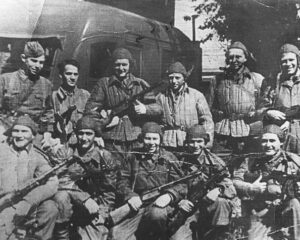Группа бойцов отряда «Победители» перед выбросом в немецкий тыл.