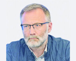 Париж встал на путь угроз,