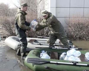 Оказывая помощь пострадавшим от паводковой ситуации,