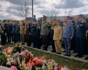 Военные атташе иностранных государств возложили цветы к мемориалу возле «Крокуса».