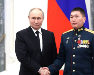 Держать равнение на достойные ориентиры.