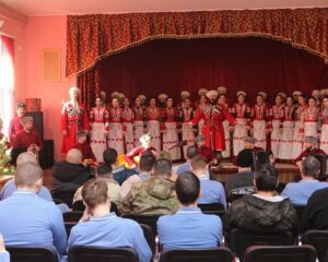 Песня дух поднимает и лечит.