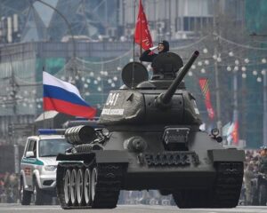 Торжественные марши под Знаменем Победы.