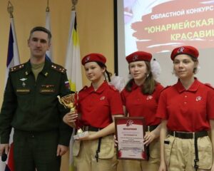 Костромские богатыри – юнармейцы и красавицы в алых беретах.