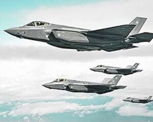 НАТО Многонациональное учение ВВС Самолёты ВВС США прибыли в Литву, Польшу и Румынию для участия в Astral Knight 24 – комплексном учении европейского командования вооружённых сил США по противовоздушной и противоракетной обороне. Предполагается отработать вопросы использования интегрированной системы ПВО/ПРО (IAMD – Integrated Air and Missile Defense) на всём театре военных действий. Согласно сообщению командования американских ВВС, в учении будут имитированы боевые действия в Польше и странах Балтии и представлены различные боевые сценарии. Для участия в учении в Европу прибыли самолёты национальной гвардии США. Всего задействовано более 50 американских самолётов, включая тактические истребители F-35 и F-16, заправщики KC-135, а также БпЛА MQ-9 Reaper и RQ-4 Global Hawk. Помимо США, в учении участвуют вооружённые силы ещё пяти стран НАТО – Великобритании, Польши, Латвии, Литвы и Эстонии. Евросоюз Создадут новый танк Министр вооружённых сил Франции Себастьен Лекорню и министр обороны ФРГ Борис Писториус подписали в Париже соглашение об обязательствах, закрепляющее сотрудничество двух стран в рамках программы «Танк будущего». На совместной пресс-конференции с французским министром Писториус пояснил, что соответствующие контракты будут подписаны к концу года. В свою очередь, Лекорню назвал производителей, которые могли бы принять участие в проекте создания боевой машины нового поколения (Main Ground Combat System – MGCS). Это немецкий концерн Rheinmetall, французская компания Thales и холдинговая компания KNDS, основанная в 2015 году французской компанией Nexter и немецкой компанией Krauss Maffei Wegmann (KMW). Программа MGCS, стоимость которой оценивается примерно в 100 млрд евро, была запущена Парижем и Берлином в 2017 году. MGCS, призванный стать технологическим прорывом, в 2030-е годы заменит немецкий Leopard 2 и французский Leclerc. Германия Минфин вновь против минобороны Министерство финансов ФРГ отказывается выделять дополнительные средства на нужды бундесвера. По утверждению немецкой газеты Bild, между министром финансов Кристианом Линднером (Свободная демократическая партия) и министром обороны Борисом Писториусом (СДПГ) назревает конфликт. Линднер не хочет повышать военные расходы в 2025 году. По планам министерства финансов, бюджет министерства обороны в 2025 году должен быть заморожен на отметке в 52 миллиарда евро. В свою очередь Писториус убеждает федерального канцлера Олафа Шольца и депутатов бундестага, что бундесверу требуется ещё 6,5 миллиарда евро, чтобы выполнить установку НАТО о военных расходах не менее двух процентов от ВВП. Однако в немецком минфине утверждают, что подчинённые Писториуса оперируют недостоверными цифрами. Минобороны ФРГ хотело бы заказать в перво­очередном порядке два новых фрегата, четыре батареи ЗРК Patriot, 35 танков Leopard 2 для мотопехотной бригады, развёртываемой в Литве. Установлен национальный день ветеранов Бундестаг проголосовал за введение национального дня ветеранов, который будет отмечаться 15 июня каждого года. Министр обороны Борис Писториус назвал день ветеранов важным и давно назревшим знаком признательности. «Это признание заслуг тех, кто готов отдать все силы ради других, кто рискует жизнью и здоровьем ради нашей страны», — сказал он на пленарном заседании нижней палаты немецкого парламента. Литва Готовы направить военнослужащих на Украину Правительство Литвы получило одобрение парламента для отправки войск на Украину «в учебных целях» – якобы для участия в подготовке украинских военно­служащих. Об этом сообщила премьер-министр Ингрида Шимоните. В то же время она отметила, что соответствующий запрос со стороны Киева не поступал. Польша Увеличат «активный резерв» Начальник генерального штаба вооружённых сил генерал Веслав Кукула объявил об изменениях в системе комплектования. Предусматривается формирование крупного «активного резерва». К 2039 году в нём должно быть около 150 тысяч человек, которые прошли обучение и приняли присягу. Срок пребывания в резерве для солдат – 55 лет, офицеров – 63 года. Резерв по-прежнему будет носить характер добровольческой службы. Резервисты должны являться в казарму на 14 дней не реже одного раза в три года. В этот период они будут получать около 140 злотых (порядка 3200 рублей) в день. США PACOM получил нового командующего Индо-тихоокеанское командование вооружённых сил США (PACOM) возглавил адмирал Сэмюэл Папаро (Samuel Paparo), начинавший офицерскую службу в морской авиации. Церемония приведения его к присяге прошла на базе в Пёрл-Харборе на Гавайях. Папаро, который до этого занимал пост командующего Тихоокеанским флотом, сменил адмирала Джона Акилино, возглавлявшего PACOM с 2021 года. Теперь под началом Папаро – более 380 тысяч военнослужащих. В зоне ответственности Индо-Тихоокеанского командования находятся 38 стран, в которых проживают более половины населения мира. Создадут ядерную боеголовку для подлодок В середине 2030-х годов начнётся производство новой ядерной боеголовки W93 для оснащения межконтинентальных баллистических ракет на подводных лодках. Эти планы подтвердили, выступая в сенатском комитете по вооружённым силам, министр энергетики Дженнифер Грэнхолм и глава национального агентства по ядерной безопасности Джилл Хруби. Это означает, что США возобновляют производство ядерных боеголовок, прекращённое четыре десятилетия назад. Новые бое­заряды будут устанавливаться на баллистических ракетах для строящихся подводных лодок типа Columbia. Разработка W93, которая ведётся с мая 2022 года в Лос-Аламосской национальной лаборатории министерства энергетики (штат Нью-Мексико), не предусматривает проведения ядерных испытаний. Боезаряд W93 будет основан на существующих технологиях, что исключит необходимость подземных испытаний. Сооружён временный пирс у побережья Газы Военнослужащие центрального командования вооружённых сил США (CENTCOM), привлечённые к обеспечению доставки гуманитарной помощи жителям Палестины, закрепили временный пирс у северного побережья сектора Газа для доставки гуманитарного груза. В сообщении CENTCOM подчёркивается, что американские подразделения не вводились на территорию палестинского анклава для установки сооружения длиной около 550 метров. Ожидается, что первая партия гуманитарной помощи поступит в ближайшие дни. Распределение грузов в секторе Газа будет координировать ООН. Численность американского контингента у побережья Газы составляет около тысячи военнослужащих. В Пентагоне заверяют, что они не будут сходить с пирса на берег. По сообщениям информагентств.
