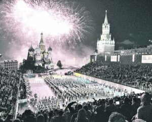 Военная музыка у стен Кремля.