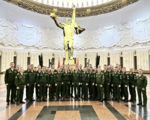 Помня о подвигах героев прошлого и настоящего.