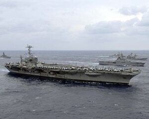 США Смена караула на базе Йокосука Авианосец «Рональд Рейган» покинул базу Йокосука у входа в Токийский залив, завершив свою миссию в Японии, где он базировался с 2015 года. Корабль с атомной энергетической установкой направляется в США, где пройдёт капитальный ремонт и модернизацию с заменой ядерного топлива. На смену «Рональду Рейгану» в Йокосу­ку прибудет другой авианосец типа «Нимиц» – «Джордж Вашингтон». Этот корабль уже базировался там в 2008–2015 годах. Затем его отправили в США для прохождения капитального ремонта и модернизации. «Джордж Вашингтон» стал вторым авианосцем типа «Нимиц», прошедшим перезарядку и модернизацию для базирования на борту истребителей пятого поколения F-35C. Первым аналогичный ремонт прошёл «Авраам Линкольн». F-35 остаются на земле Установка новейшей версии программного обеспечения на тактические истребители F-35 отстаёт от плана на два года. «Програм­мное обеспечение TR-3 с новыми возможностями не будет поставлено до 2025 года… Это означает, что истребитель продолжит ожидать эти критически важные возможности», — говорится в опубликованном докладе офиса конгресса США по контролю за правительством. Указывается, что ситуация с программным обеспечением вызвала «серьёзные проблемы». «Военные не будут принимать самолёты до тех пор, пока аппаратное и програм­мное обеспечение TR-3 не будет установлено и работать стабильно», – говорится в до­кладе. Разведслужбы США критикуют Израиль По оценке американского разведсообщества, Израилю удалось уничтожить лишь около 30–35 процентов бойцов, имевшихся в распоряжении движения ХАМАС к 7 октября 2023 года. В секторе Газа порядка 65 процентов туннелей, используемых ХАМАС, по-прежнему активны. С 7 октября руководству ХАМАС удалось привлечь в ряды своих вооружённых формирований тысячи новых бойцов, компенсировав потери. В связи с этим, как сообщает американская газета Politico, администрация Байдена опасается, что Израиль теряет возможность победить ХАМАС, она считает израильскую стратегию в секторе Газа «саморазрушительной» и «открывающей дверь для того, чтобы ХАМАС остался». Эксперты разведсообщества США указывают, что Израиль не смог контролировать районы в секторе Газа после их зачистки армейскими подразделениями, он настроил против себя гражданское население и мировое общественное мнение. «Мы хотим побудить Израиль сосредоточиться на необходимости связать военные операции со стратегией прекращения боевых действий. Мы собираемся продолжать настаивать на этом», – заявил газете Politico высокопоставленный представитель администрации Джо Байдена. Евросоюз Ожидания Варшавы не оправдались Польский генерал дивизии Славомир Войцеховский не был избран главой военного комитета Евросоюза. Начальники генеральных штабов стран – членов ЕС остановили свой выбор на генерал-лейтенанте Шоне Клэнси, начальнике штаба сил обороны Ирландии. Военный комитет ЕС, в который входят начальники штабов стран-членов, управляет военной деятельностью ЕС, развитием его военного потенциала и даёт рекомендации комитету ЕС по политике и безопасности. Сам Войцеховский заявил, что назначение Клэнси, несмотря на его личные способности, оставляет недоумение и неудовлетворение. По его мнению, при принятии решения не было учтено, что Ирландия является членом ЕС, но не состоит в НАТО, а управление комитетом невозможно без знания обеих организаций. Войцеховский в 2018–2021 годах командовал многонациональным корпусом НАТО «Северо-Восток» (штаб в Щецине), с июля 2022 года он военный представитель Польши при военных комитетах НАТО и ЕС. Германия Следуют в фарватере политики НАТО Канцлер ФРГ Олаф Шольц в Стокгольме на пресс-конфе­ренции, проведённой им совместно с главами правительств Дании, Исландии, Норвегии, Финляндии и Швеции, заявил, что для Берлина решение о поставке Украине ещё одной (третьей) батареи ЗРК средней дальности Patriot было непростым, поскольку у самой ФРГ их «не так уж много». По его словам, Германия надеется, что её примеру последуют другие европейские страны. При этом он напомнил, что ФРГ выделила на военную поддержку Киева средства или взяла на себя обязательства по будущим расходам в размере примерно 28 млрд евро. «И в этом году она [военная помощь] составит более 7 млрд евро, что, я думаю, является самой большой цифрой во всей Европе», – сказал Шольц, добавив, что поддержка Украины будет продолжаться «до тех пор, пока необходимо». Ранее посол Германии на Украине Мартин Егер заявил, что ФРГ в мае передаст Киеву ещё одну батарею ЗРК средней дальности IRIS-T. Идёт подготовка к переброске бригады в Литву Размещение в Литве на постоянной основе бригады бундесвера обойдётся Германии примерно в 11 миллиардов евро. По информации журнала Der Spiegel, такую оценку дали сотрудники планового отдела министерства обороны ФРГ. Один миллиард предназначен для ежегодных эксплуатационных расходов, четыре миллиарда – на закупку крупной техники, в том числе танков «Леопард-2», шесть миллиардов – на инвестиции в строительство инфраструктуры. В эту сумму не включены расходы на надбавки к денежному содержанию при прохождении службы за границей, предназначенные для привлечения примерно 4,8 тысячи военно­служащих и около 200 гражданских лиц к службе в Литве. 8 апреля в Вильнюс прибыла первая группа немецких военно­служащих (20 человек). Им вместе с представителями Литвы предстоит работать над дальнейшими практическими шагами по передислокации подразделений мотопехотной бригады. Ожидается, что в октябре состав группы пополнят ещё 150 человек. В середине декабря 2023 года министры обороны Литвы и ФРГ утвердили детальный план работ по размещению бригады бундесвера в прибалтийской республике. Но пока правительства двух стран не договорились по ключевым вопросам финансирования проекта – по покрытию расходов на строительство жилых помещений и тренировочных центров, на детские сады и школьные программы для детей военнослужащих. Ожидается, что во второй половине 2024 года стороны всё же подпишут соответствующее межправительственное соглашение. Полностью немецкая бригада будет размещена к 2027 году. Франция Испытали сверхзвуковую ракету Министр вооружённых сил Себастьян Лекорню сообщил, что ВВС провели первый тестовый запуск модернизированной сверхзвуковой ракеты ASMP-A класса «воздух – поверхность», которая может нести ядерную боевую часть (100 до 300 килотонн) на дальность до 500 киорметров. Пуск состоялся в рамках учения Durandal, которое началось 13 мая и продлится по 14 июня. Министр подчеркнул, что проведённое испытание демонстрирует надёжность потенциала ядерного сдерживания Франции. По сообщениям информагентств.
