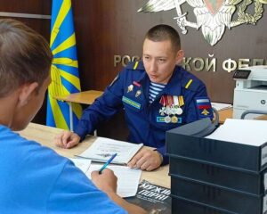 Он и в тылу слушает небо.