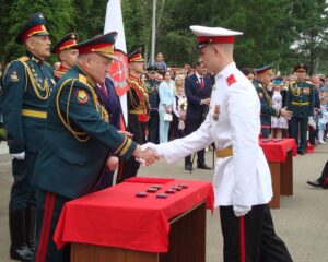 Алые погоны, юные сердца, светлые порывы.