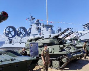 «Сила V правде» на берегу Финского залива.
