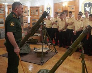 Приобщая подростков к военному делу.