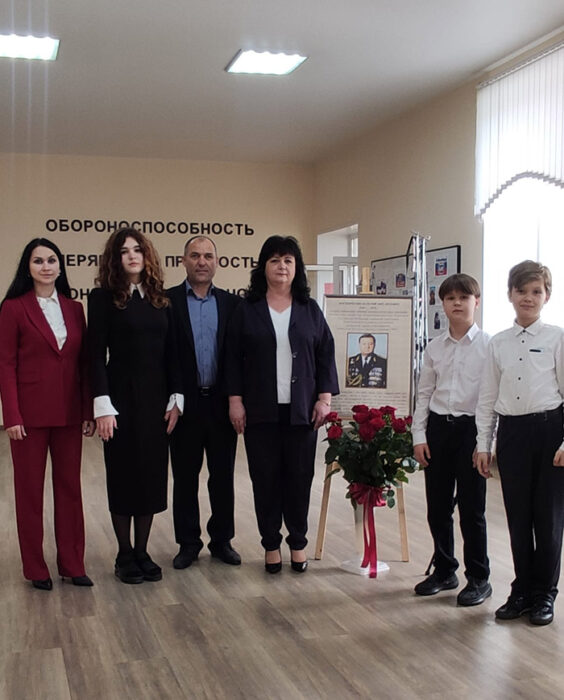 Татьяна Московченко с семьёй на открытии фотовыставки. Вольск, апрель 2024 года.
